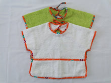 Cargar imagen en el visor de la galería, Lot de 2 bavoirs bébé à manches-tissu coton imprimé (wax).
