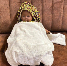 Cargar imagen en el visor de la galería, Sortie de bain, Cape de bain Bébé avec capuche et gant en tissu wax
